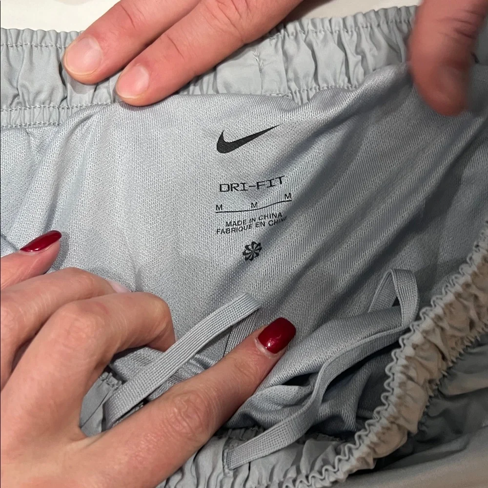 Nike Women's Light Gray Athletic Shorts Size M - Picture 5 of 6